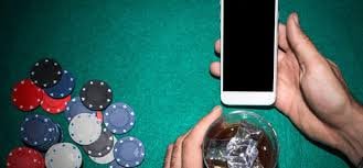 Filipino sports fan placing a mobile bet on 666jl during a live basketball game